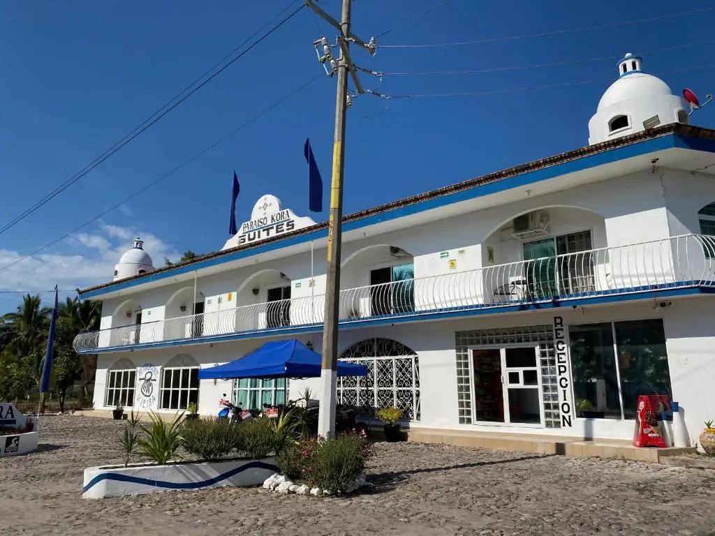 White and blue exterior of Hotel Paraíso Kora